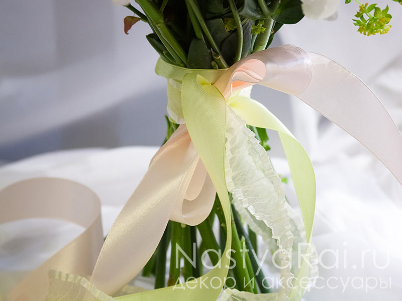Фото. Букет для невесты из пионовидной розы и фрезии.