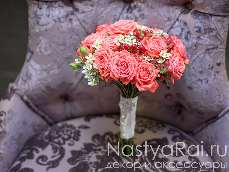 Фото. Букет невесты из коралловых роз.