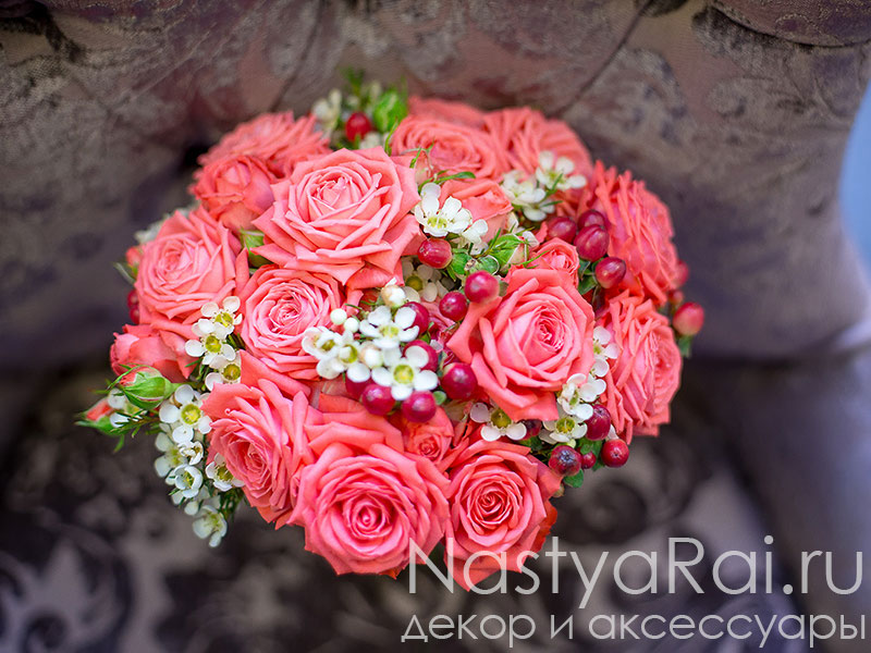 Фото. Букет невесты из коралловых роз.