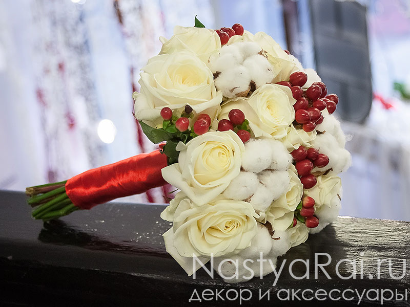Фото. Букет невесты из роз с красными ягодами.