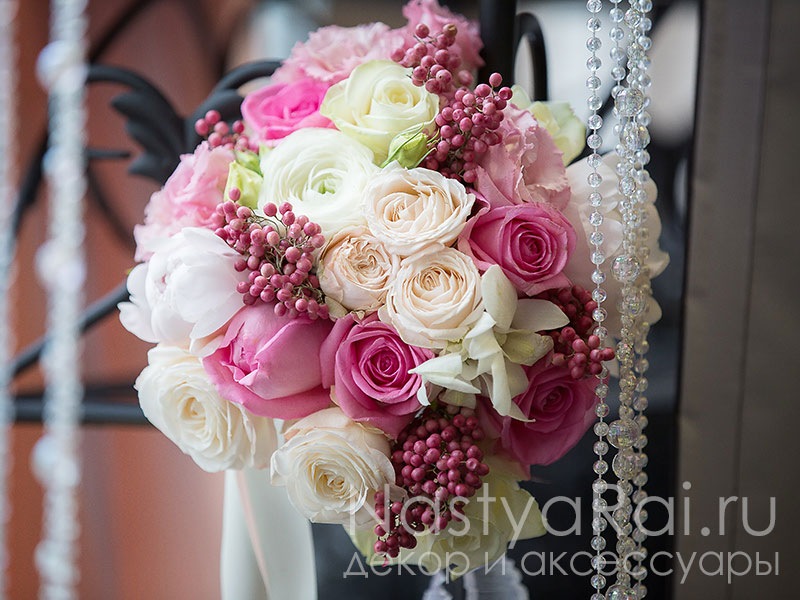 Фото. Букет невесты из роз и пионов.