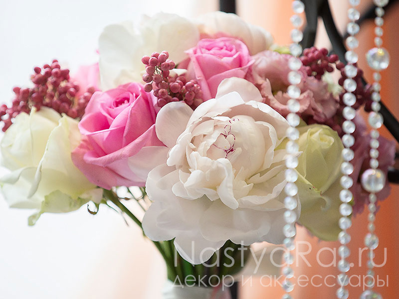 Фото. Букет невесты из роз и пионов.