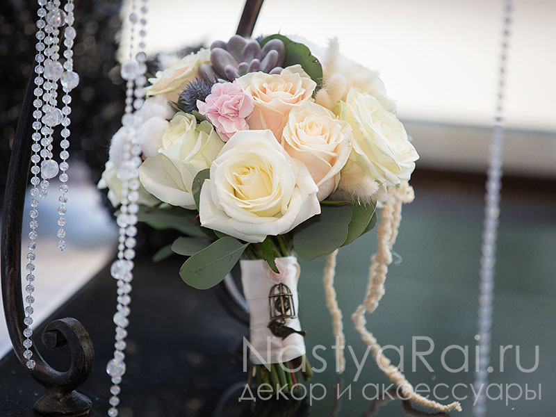 Фото. Букет невесты из роз и хлопка.