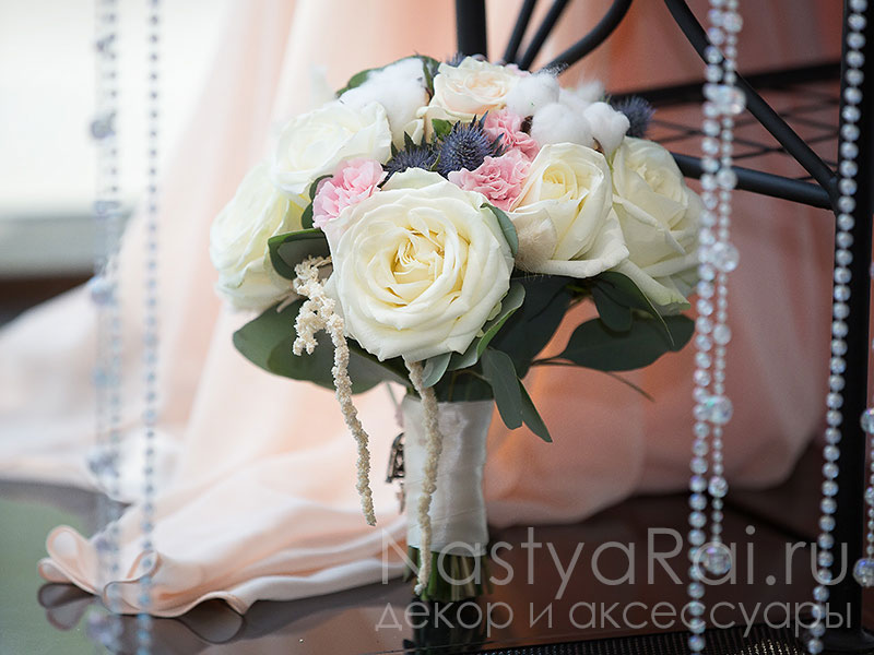 Фото. Букет невесты из роз и хлопка.