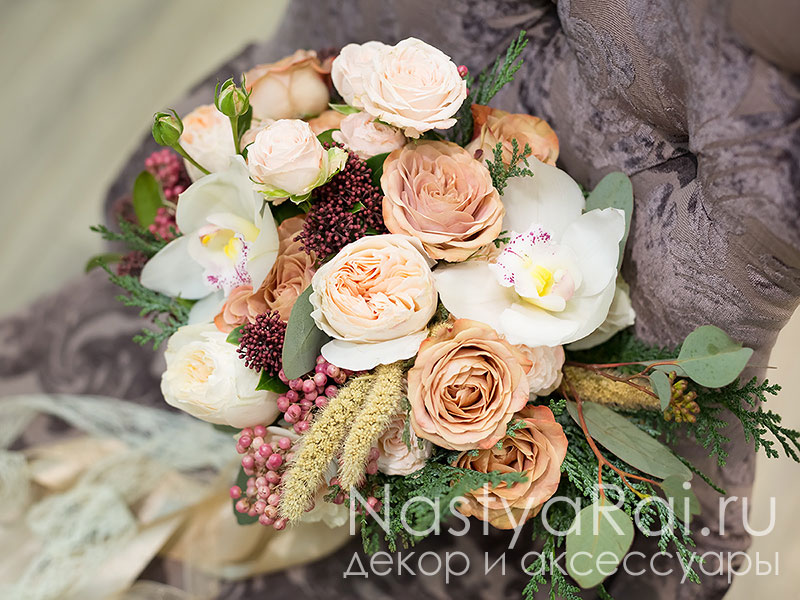 Фото. Стильный букет невесты с пионовидными розами.