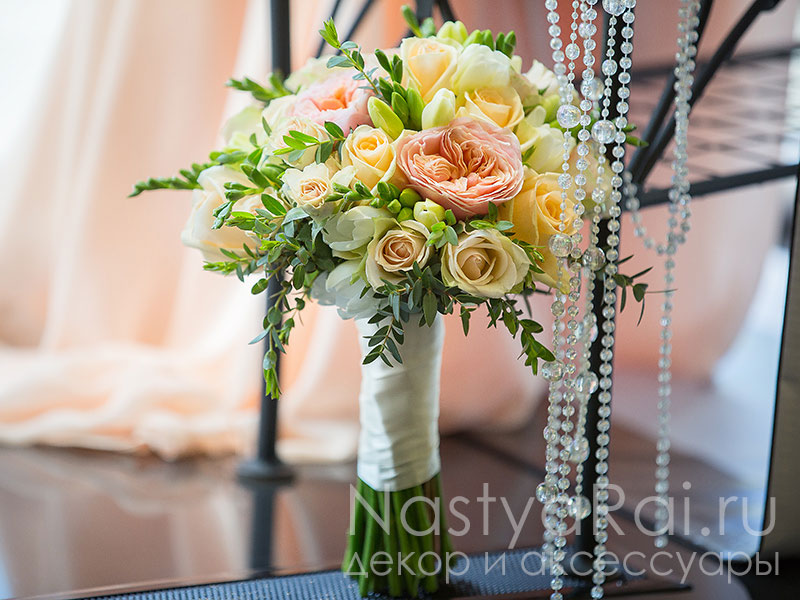 Фото. Свадебный букет из пионовидных роз и фрезий.