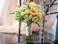 Свадебный букет из пионовидных роз и фрезий. Фото 000.