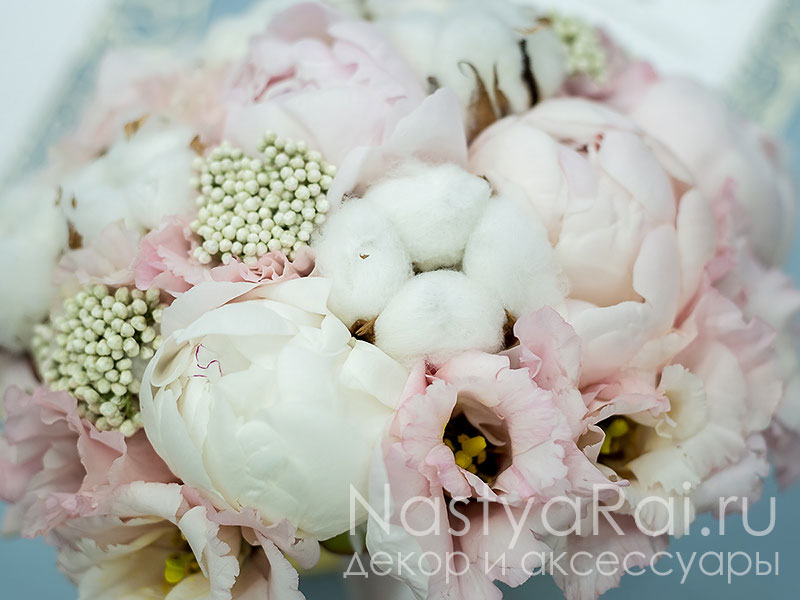 Фото. Букет невесты из розовых пионов с хлопком.