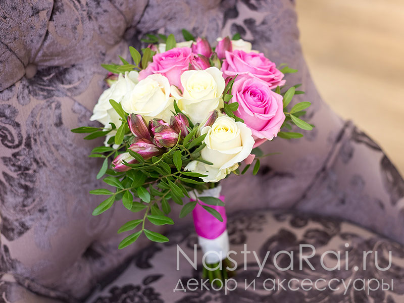 Фото. Небольшой классический букет невесты из роз.