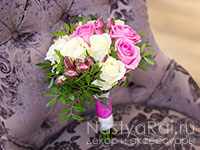 Небольшой классический букет невесты из роз. Фото 000.