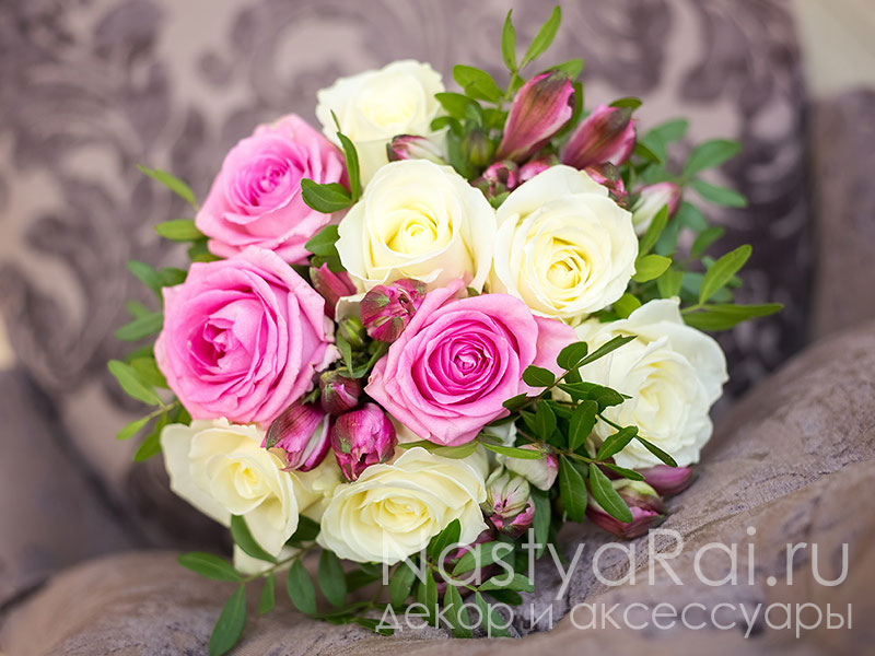 Фото. Небольшой классический букет невесты из роз.