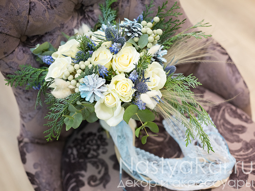 Букет невесты в бело-голубом цвете