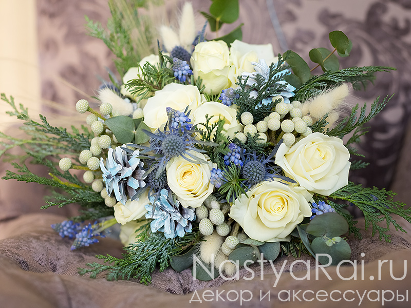 Фото. Букет невесты в бело-голубом цвете.