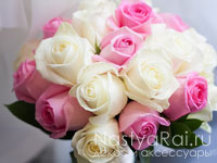 Букет невесты из белых и розовых роз. Фото 000.