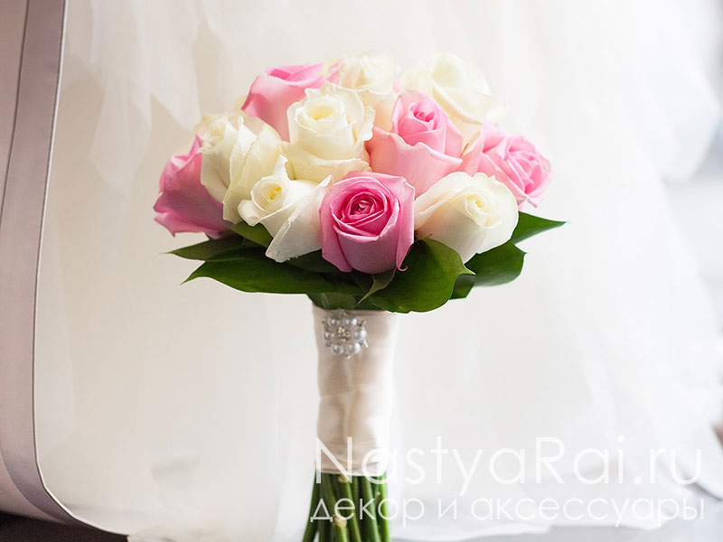Фото. Букет невесты из белых и розовых роз.