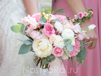 Летний букет невесты в розовой гамме. Фото 000.