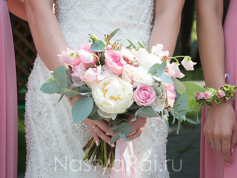 Фото. Летний букет невесты в розовой гамме.