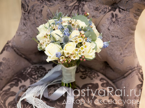 Классический букет невесты в бело-голубом цвете