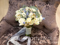 Классический букет невесты в бело-голубом цвете. Фото 000.