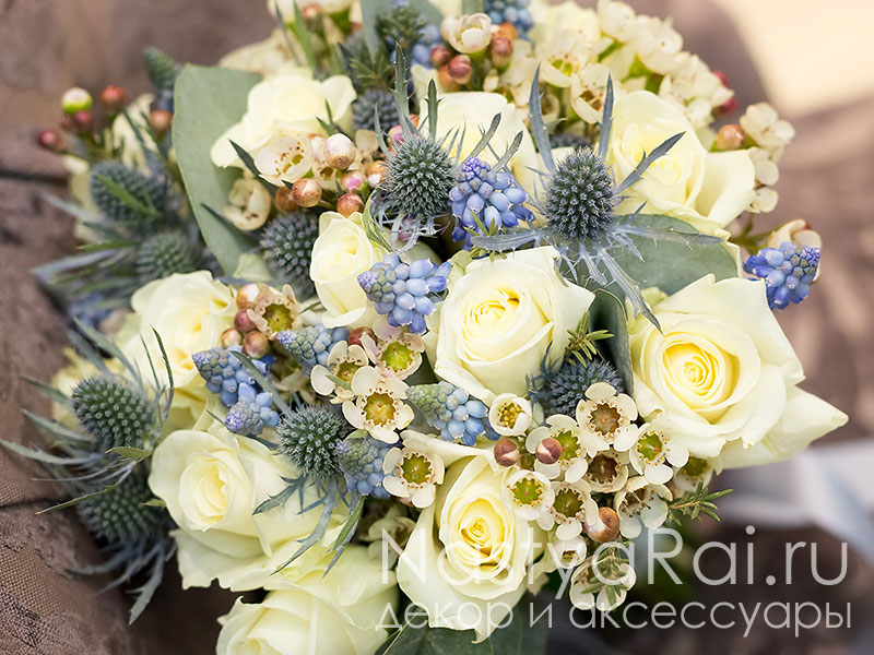 Фото. Классический букет невесты в бело-голубом цвете.