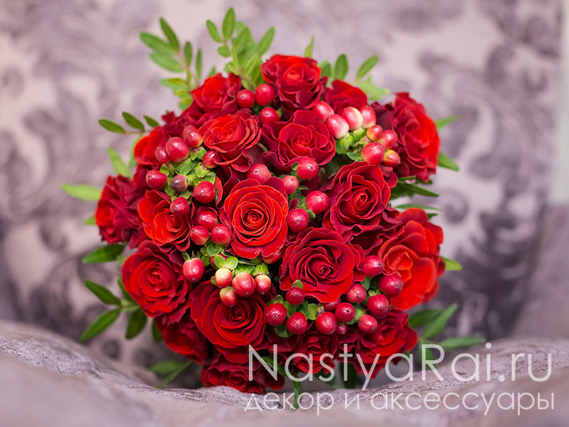 Фото. Букет невесты из красных роз с ягодами.
