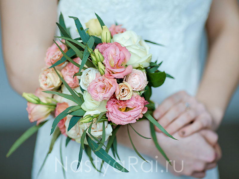 Фото. Нежный букет невесты из роз и эустом.