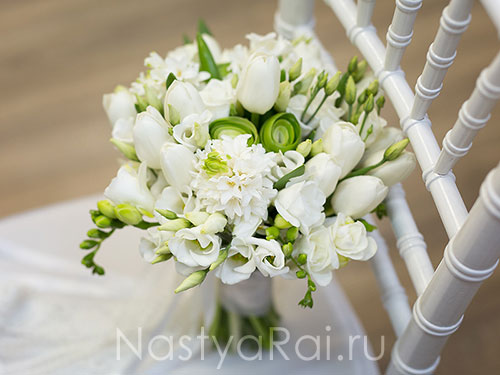 Нежный букет невесты из фрезий и тюльпанов