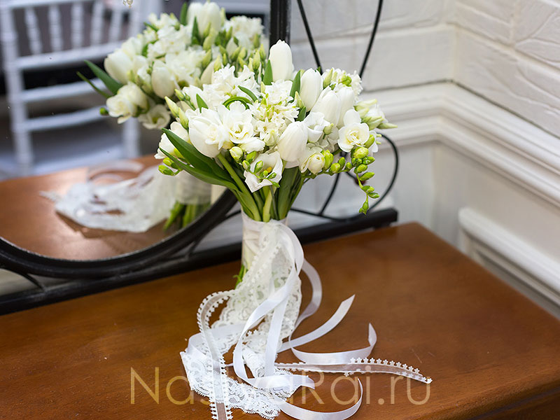 Фото. Нежный букет невесты из фрезий и тюльпанов.