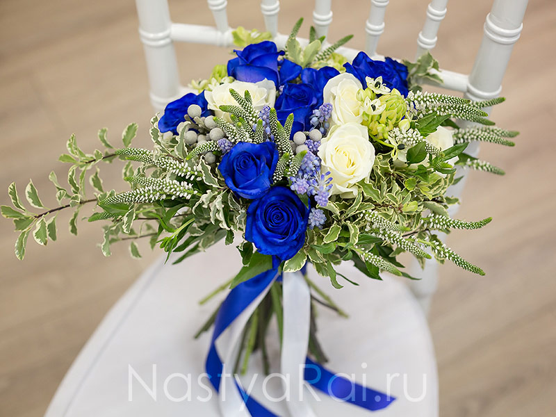 Фото. Букет невесты с синими розами.