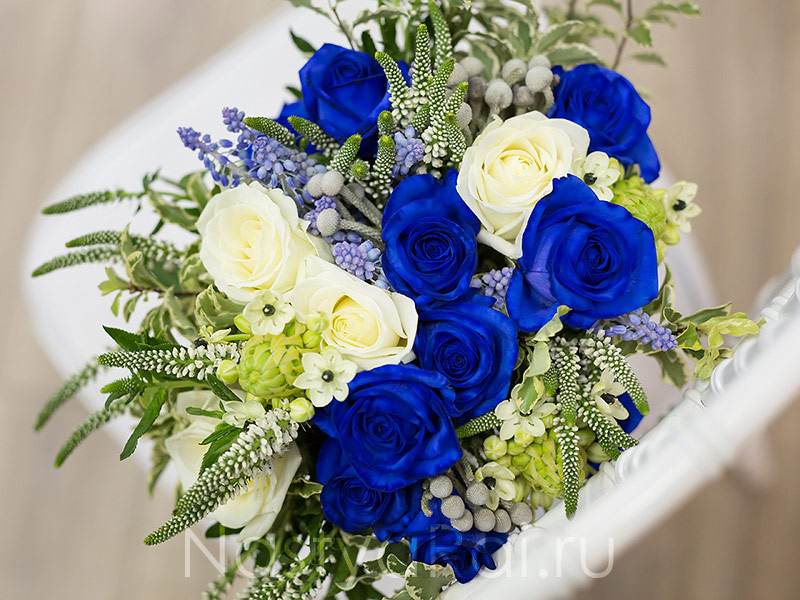 Фото. Букет невесты с синими розами.