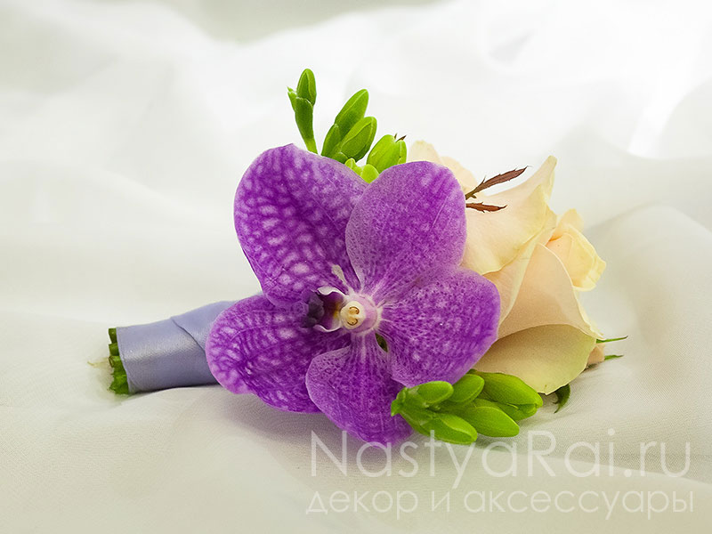 Фото. Бутоньерка из орхидеи ванда.