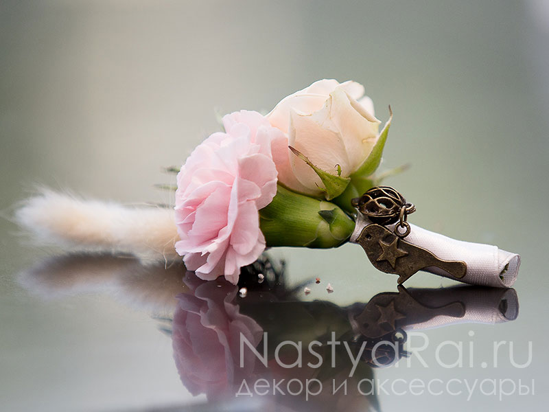Фото. Бутоньерка из гвоздики и розы.