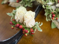 Бутоньерка из розы и гиперикума. Фото 000.