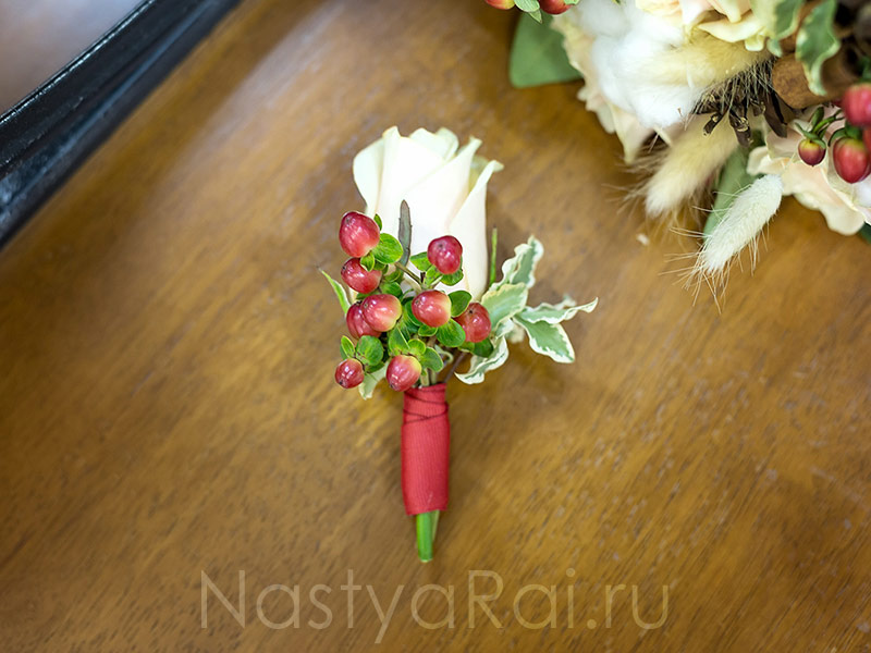 Фото. Бутоньерка из розы и гиперикума.
