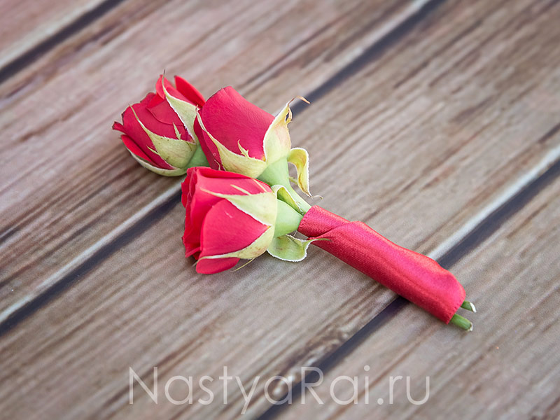 Красные кустовые розы бутоньерка