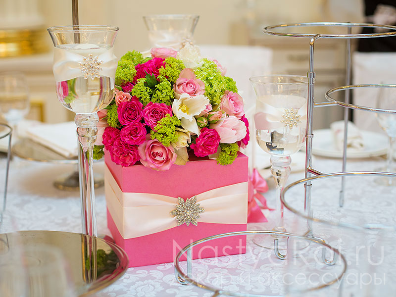 Композиция в розовой коробке