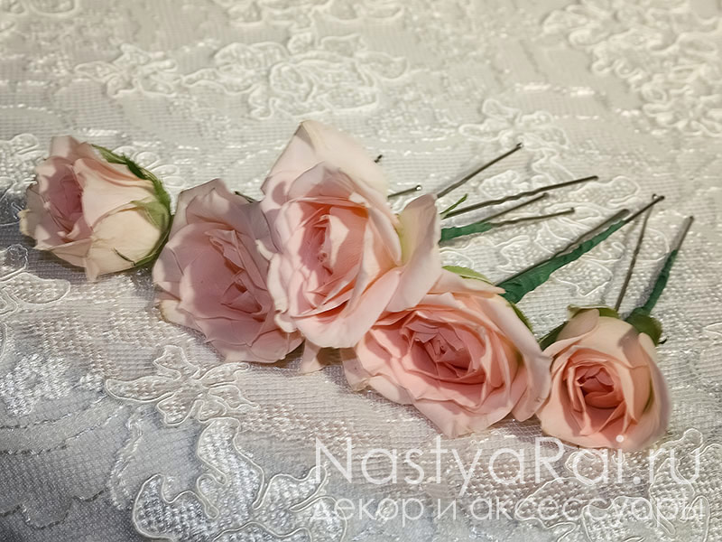 Фото. Шпильки с розами для свадебной прически.