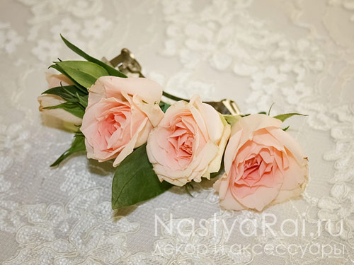 Заколка из роз для свадебной прически