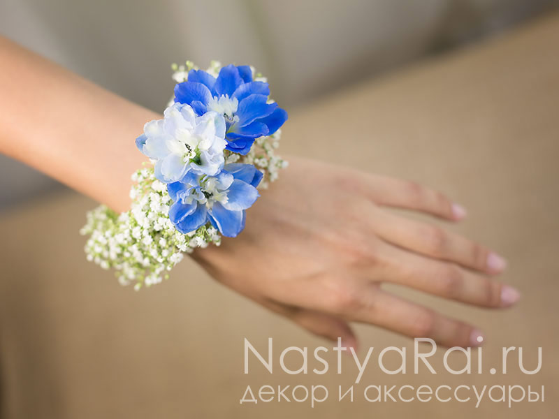 Фото. Синий браслет из живых цветов.