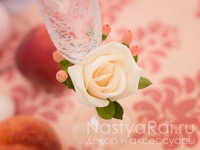 Украшение бокалов живыми розами. Фото 000.