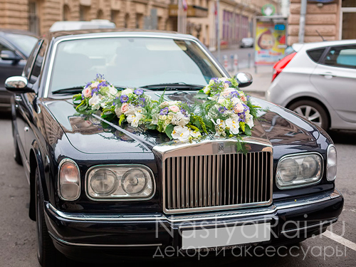Живые цветы для свадебной машины