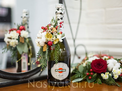 Бутылка шампанского с мини-букетом, новогодняя