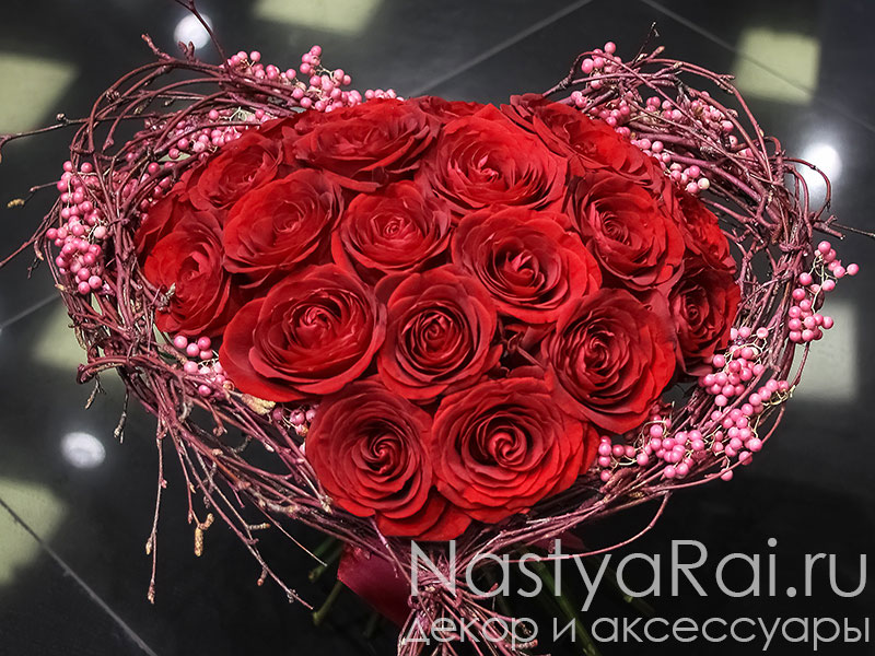 Фото. Букет в форме сердца из бордовых роз.