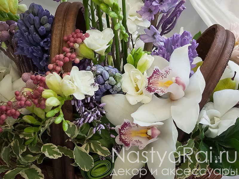 Фото. Корзина с орхидеями, гиацинтами и фрезиями.