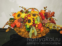 Осенняя корзина с подсолнухами. Фото 000.