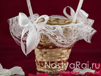Корзиночка для лепестков роз с кружевом. Фото 000.