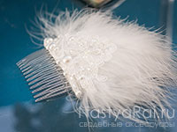 Украшение-гребень для волос с перьями. Фото 000.
