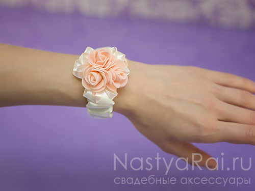 Украшение на руку "Розовые розы"