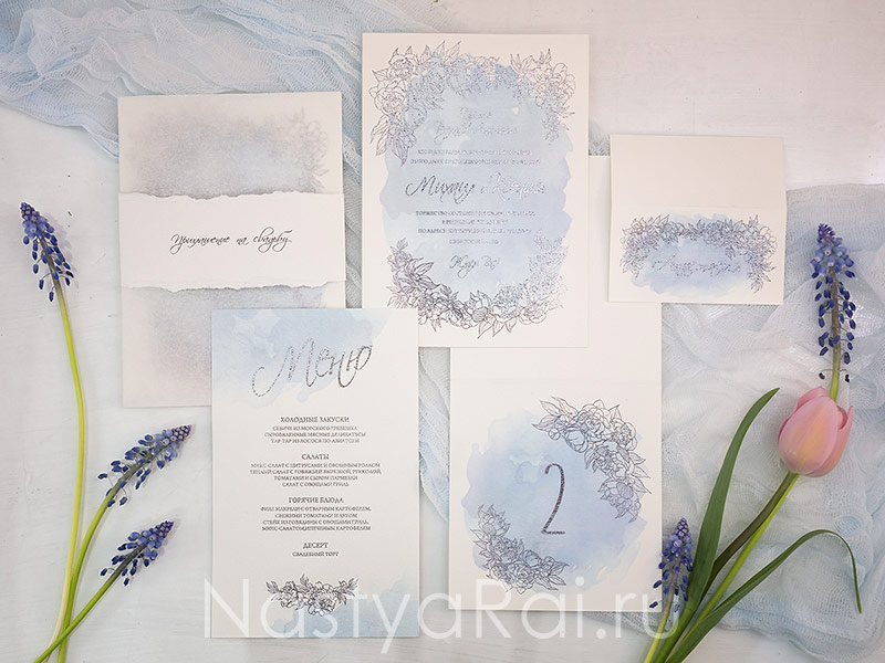 Фото. Голубая свадебная карточка на стол.