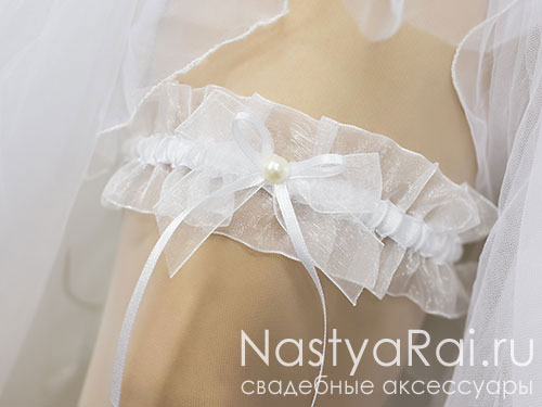 Фото. Свадебная подвязка с бусинкой. Белая.